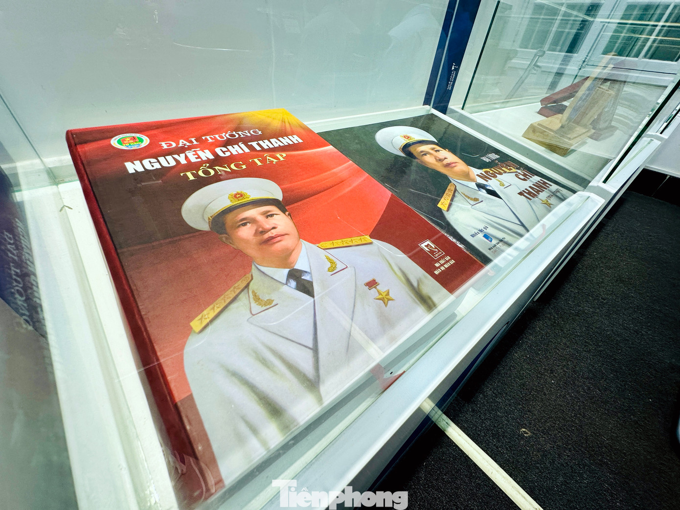 Một số cuốn sách về Đại tướng Nguyễn Chí Thanh - Chủ tịch đầu tiên Hội LHTN Việt Nam tại phòng truyền thống T.Ư Hội LHTN Việt Nam. Ảnh: Xuân Tùng