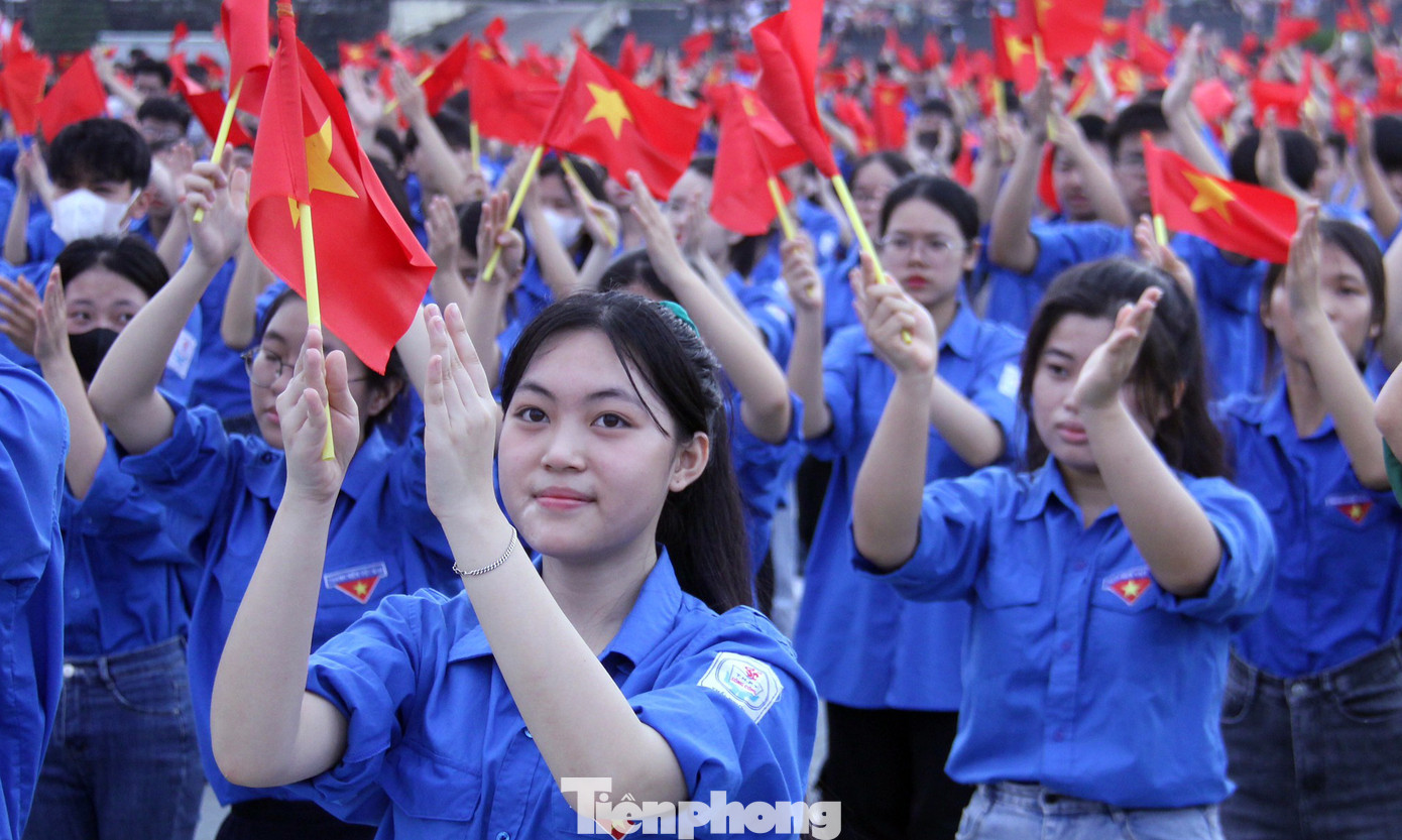 Hình mẫu thanh niên Việt Nam thời kỳ mới là sự kết hợp giữa truyền thống và hiện đại, giữa đạo đức cá nhân và trách nhiệm xã hội, giữa kỹ năng chuyên môn và khả năng thích ứng.