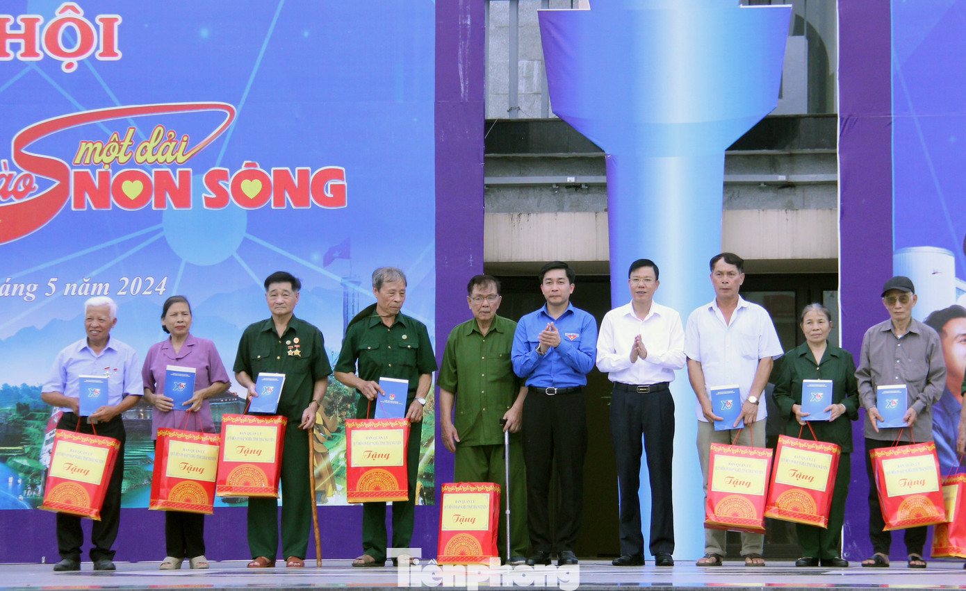 Chương trình đã trao tặng nhiều phần quà ý nghĩa. Ảnh: Minh Hiển