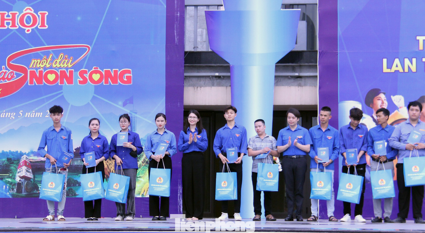 Chương trình đã trao tặng nhiều phần quà ý nghĩa. Ảnh: Minh Hiển