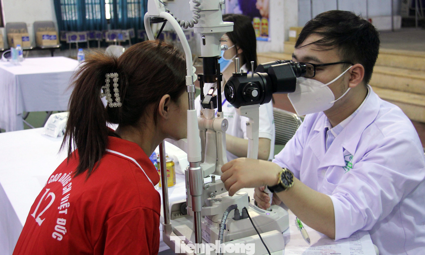 Trong chương trình đã diễn ra hoạt động khám bệnh, tư vấn chăm sóc sức khoẻ thanh niên công nhân, học sinh. Ảnh: Minh Hiển