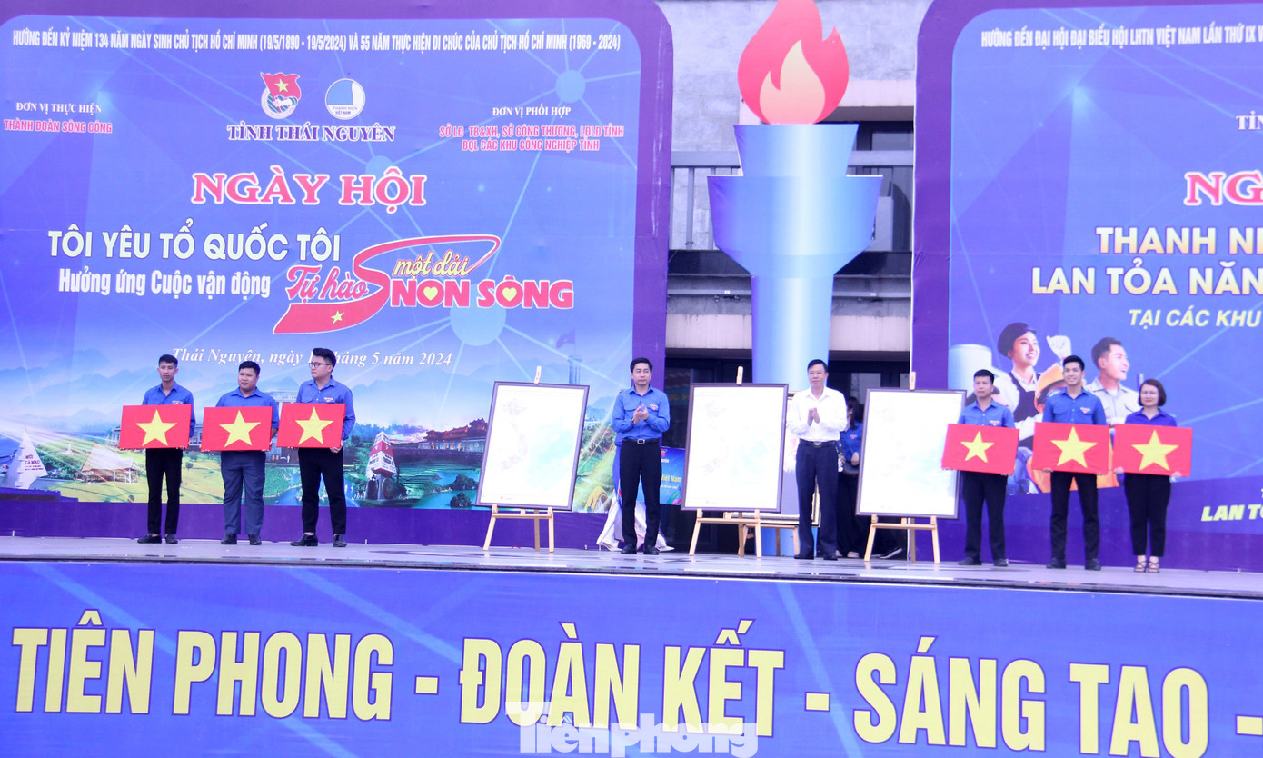 Chương trình đã trao tặng nhiều phần quà ý nghĩa. Ảnh: Minh Hiển