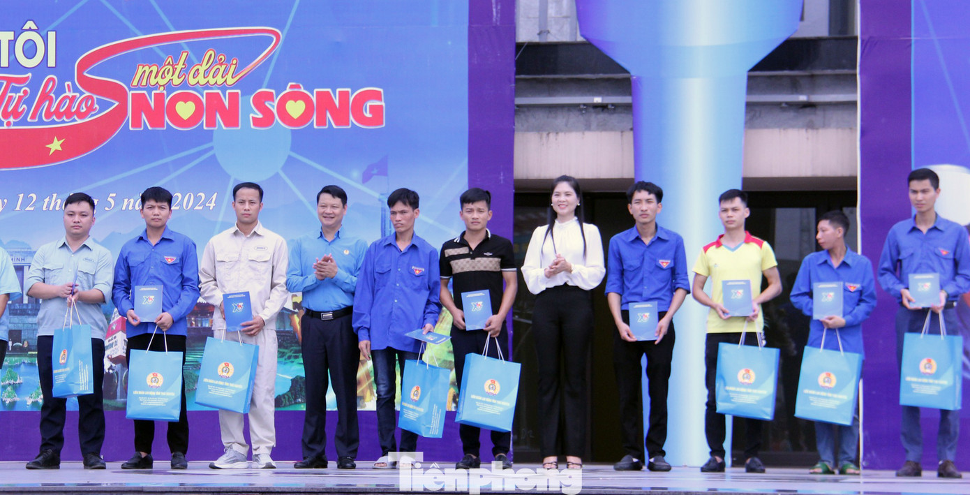 Chương trình đã trao tặng nhiều phần quà ý nghĩa. Ảnh: Minh Hiển