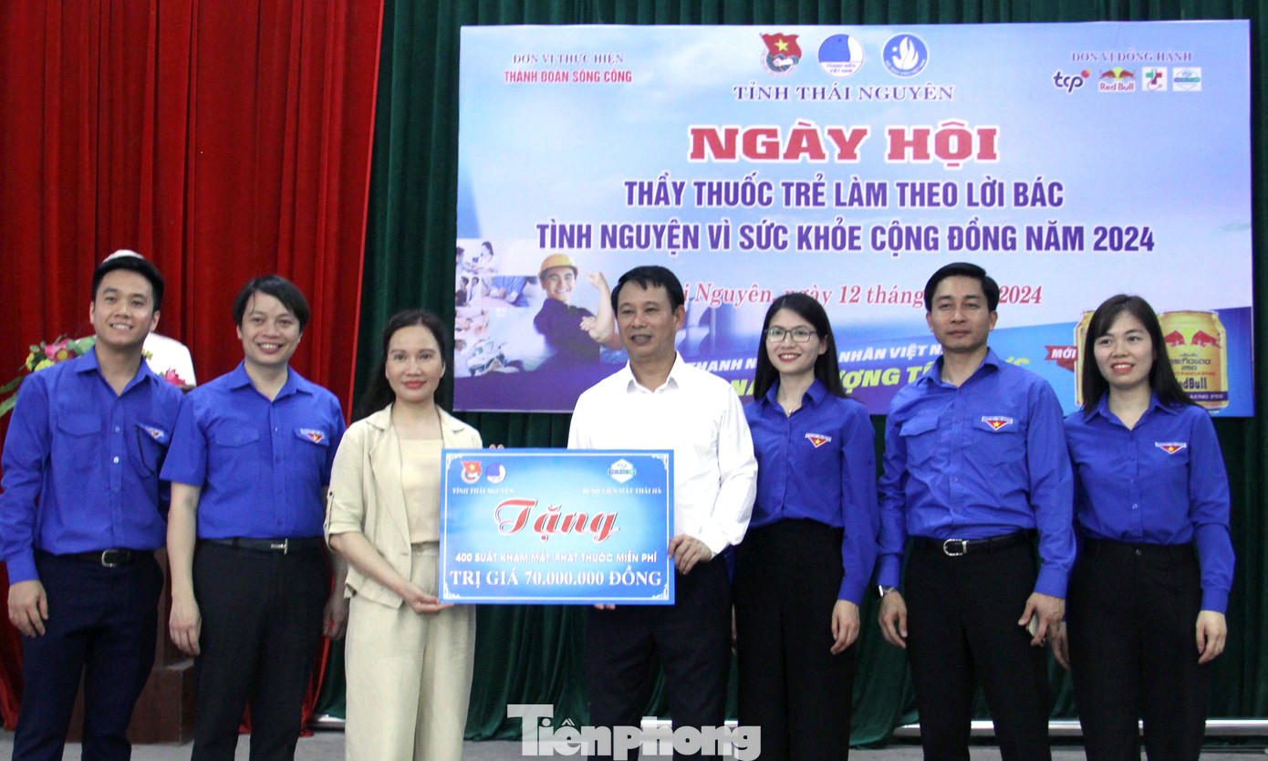 Trong chương trình đã diễn ra hoạt động khám bệnh, tư vấn chăm sóc sức khoẻ thanh niên công nhân, học sinh. Ảnh: Minh Hiển