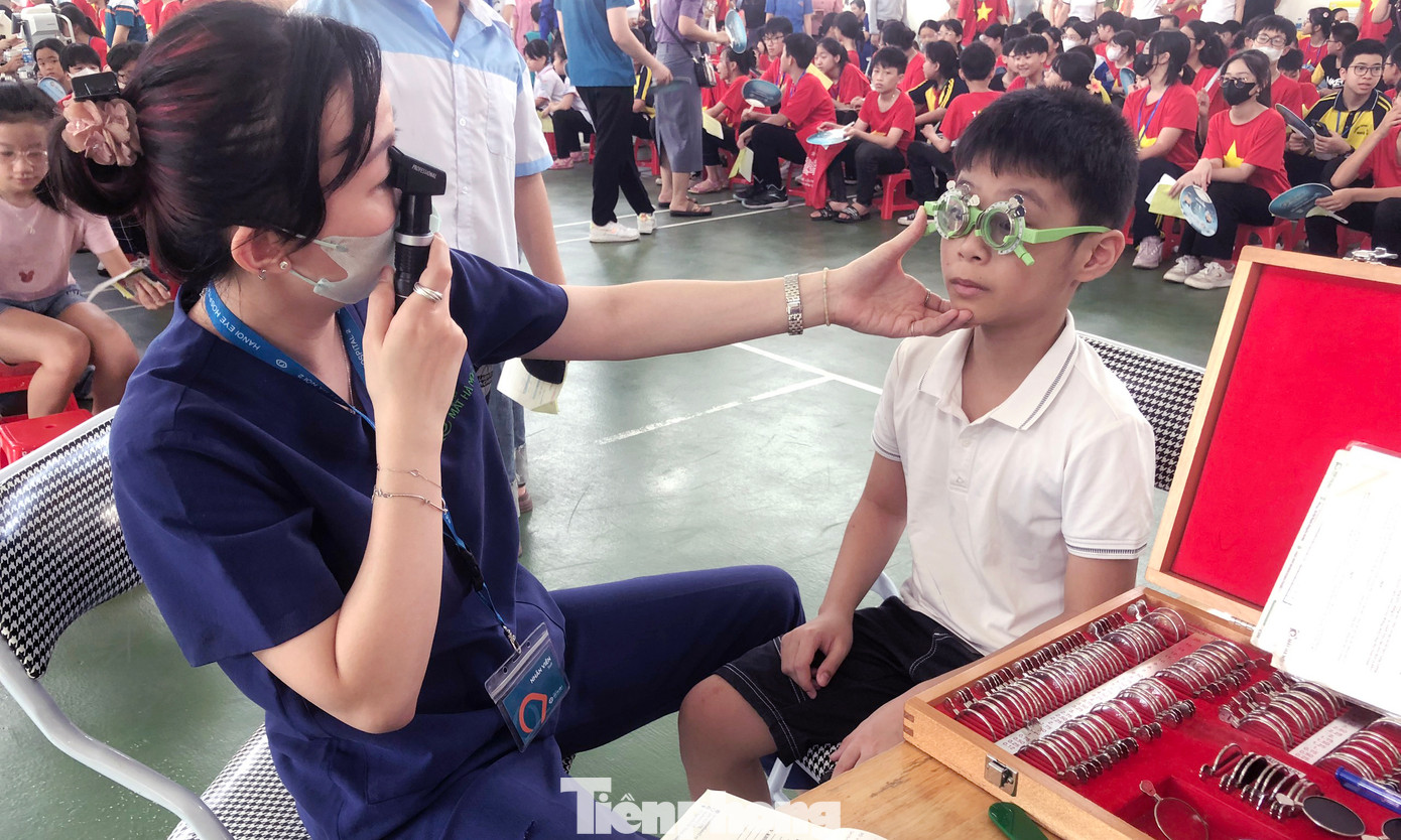 Trong chương trình đã diễn ra hoạt động khám bệnh, tư vấn chăm sóc sức khoẻ thanh niên công nhân, học sinh. Ảnh: Minh Hiển