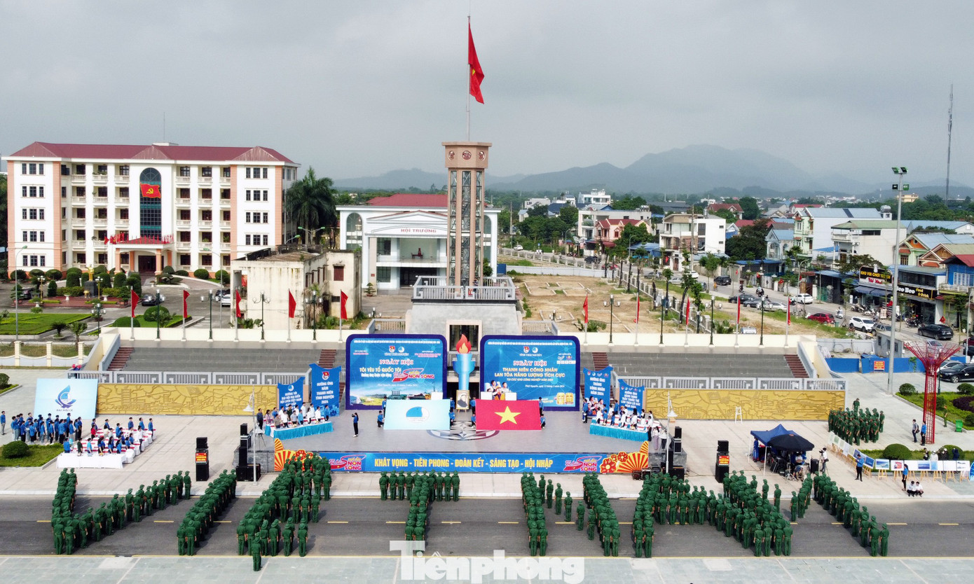 Đoàn viên thanh niên Thái Nguyên đồng diễn, xếp hình chữ "Việt Nam", "Đại hội..." và cờ Tổ quốc, bản đồ Việt Nam tại ngày hội.