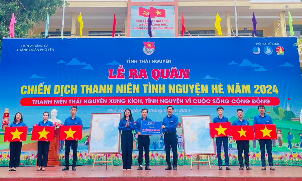 Tỉnh Đoàn Thái Nguyên tặng bản đồ Việt Nam và cờ Tổ quốc cho đoàn viên, thiếu nhi TP. Phổ Yên. Ảnh: TĐTN