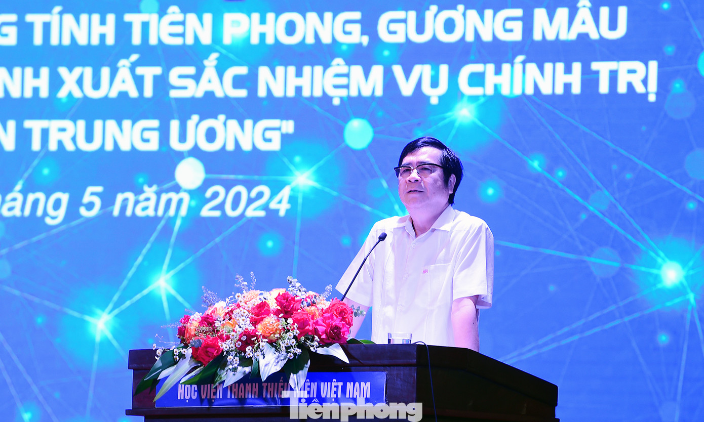 Tại hội nghị, các đại biểu nghe chuyên đề “Tăng cường tính tiên phong, gương mẫu của cán bộ, đảng viên, hoàn thành xuất sắc nhiệm vụ chính trị của các cơ quan Trung ương”, do PGS.TS Nguyễn Minh Tuấn – nguyên Viện trưởng Viện Xây dựng Đảng, Học viện Chính trị Quốc gia Hồ Chí Minh trao đổi. Ảnh: Xuân Tùng