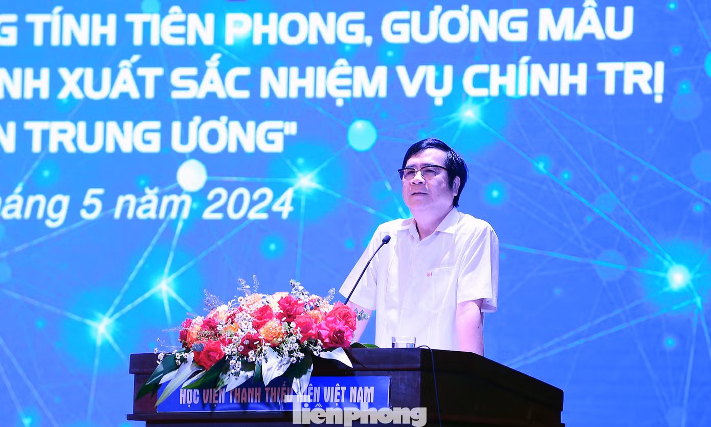 Tại hội nghị, các đại biểu nghe chuyên đề “Tăng cường tính tiên phong, gương mẫu của cán bộ, đảng viên, hoàn thành xuất sắc nhiệm vụ chính trị của các cơ quan Trung ương”, do PGS.TS Nguyễn Minh Tuấn – nguyên Viện trưởng Viện Xây dựng Đảng, Học viện Chính trị Quốc gia Hồ Chí Minh trao đổi. Ảnh: Xuân Tùng