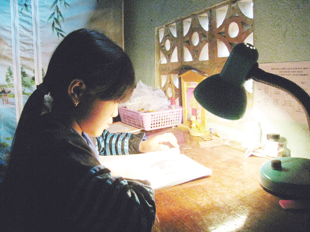 Mỗi năm có thể cứu được 1.500 cháu bé không bị nhiễm HIV nếu triển khai bài bản chương trình phòng chống lây nhiễm từ mẹ sang con (Trong ảnh: Bé L. cháu bà P., học bài) 