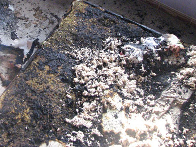 Giường ngủ của anh Hùng bị đốt thành tro. Giường ngủ của anh Hùng bị đốt thành tro.