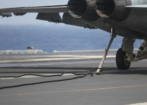 Mỗi khi xuống, máy bay được mắc với một dây đón bắt móc sau đuôi. Phi công phải điều khiển để 