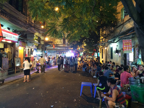 Phố đi bộ Hà Nội: Hàng quán tràn ngập từ vỉa hè đến lòng đường ảnh 3