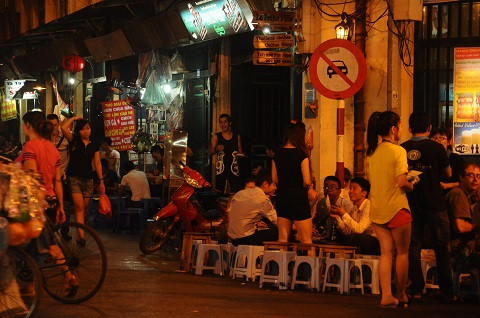 Phố đi bộ Hà Nội: Hàng quán tràn ngập từ vỉa hè đến lòng đường ảnh 2