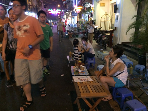 Phố đi bộ Hà Nội: Hàng quán tràn ngập từ vỉa hè đến lòng đường ảnh 4