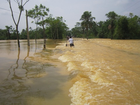Nhiều tuyến đường bị chia cắt