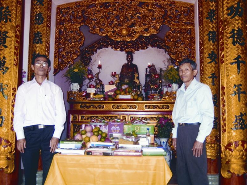 Con cháu họ Vũ Thế - Cẩm Điền Giàng - Hải Dương đặt sách lên bàn thờ tổ tiên.