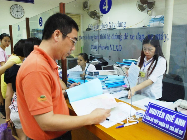 Cán bộ công chức không thể tập trung với công việc vì lương chưa đủ sống. Ảnh: Hồng Vĩnh