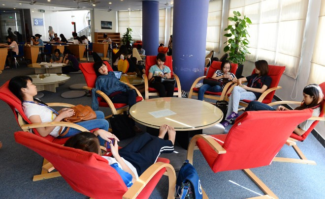 Cơ sở vật chất của trường rất tiện nghi. Tại mỗi một khu giảng đường đều có một thư viện tự học, diện tích gần 200m2, tạo điều kiện cho sinh viên vừa học vừa nghỉ ngơi trong những phút căng thẳng. Nhà trường có 7 thư viện tự học, mỗi phòng có một thiết kế khác nhau về màu sắc cũng như cách bài trí 