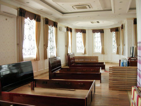 Trên lầu một có 2 phòng phòng rộng nhưng chưa được ông Khuân lắp đặt nội thất. Sau khi tiếp nhận, chủ đầu tư khách sạn đặt 5 giường ngủ ở mỗi phòng