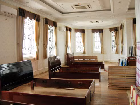 Trên lầu một có 2 phòng phòng rộng nhưng chưa được ông Khuân lắp đặt nội thất. Sau khi tiếp nhận, chủ đầu tư khách sạn đặt 5 giường ngủ ở mỗi phòng