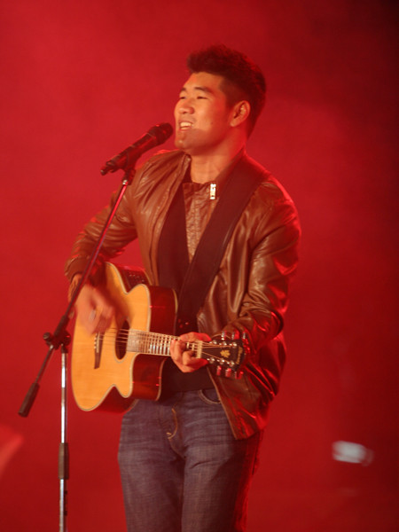 và nhiều giọng ca