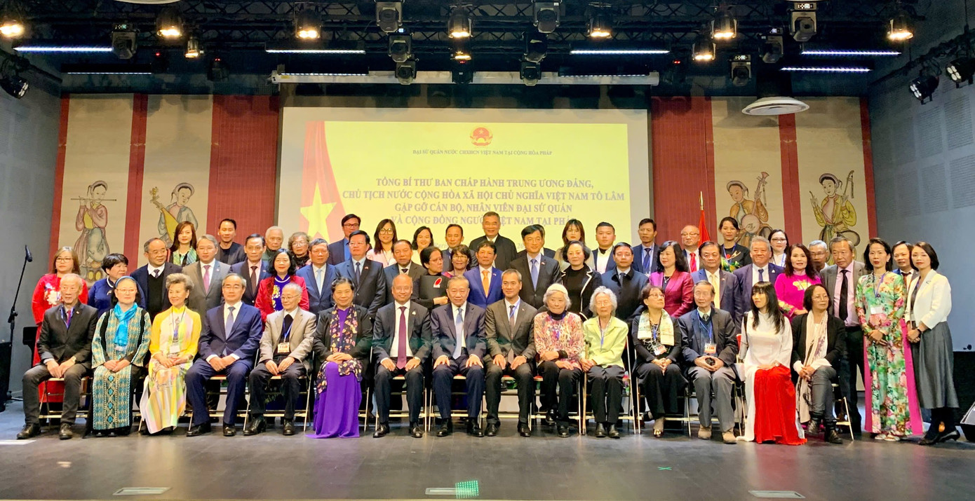 Tổng Bí thư, Chủ tịch nước Tô Lâm gặp gỡ cộng đồng người Việt Nam tại Pháp. Tổng Bí thư, Chủ tịch nước Tô Lâm gặp gỡ cộng đồng người Việt Nam tại Pháp.