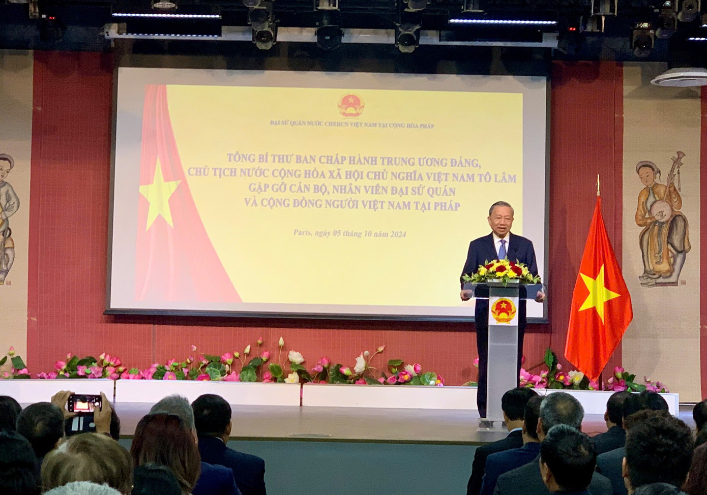 Tổng Bí thư, Chủ tịch nước Tô Lâm trò chuyện với cộng đồng người Việt Nam tại Pháp. Tổng Bí thư, Chủ tịch nước Tô Lâm trò chuyện với cộng đồng người Việt Nam tại Pháp.