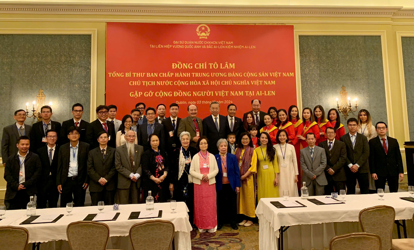 Tổng Bí thư, Chủ tịch nước Tô Lâm cùng Đoàn đại biểu cấp cao Việt Nam gặp gỡ 130 đại diện kiều bào đang sinh sống và làm việc tại Ireland. Tổng Bí thư, Chủ tịch nước Tô Lâm cùng Đoàn đại biểu cấp cao Việt Nam gặp gỡ 130 đại diện kiều bào đang sinh sống và làm việc tại Ireland.