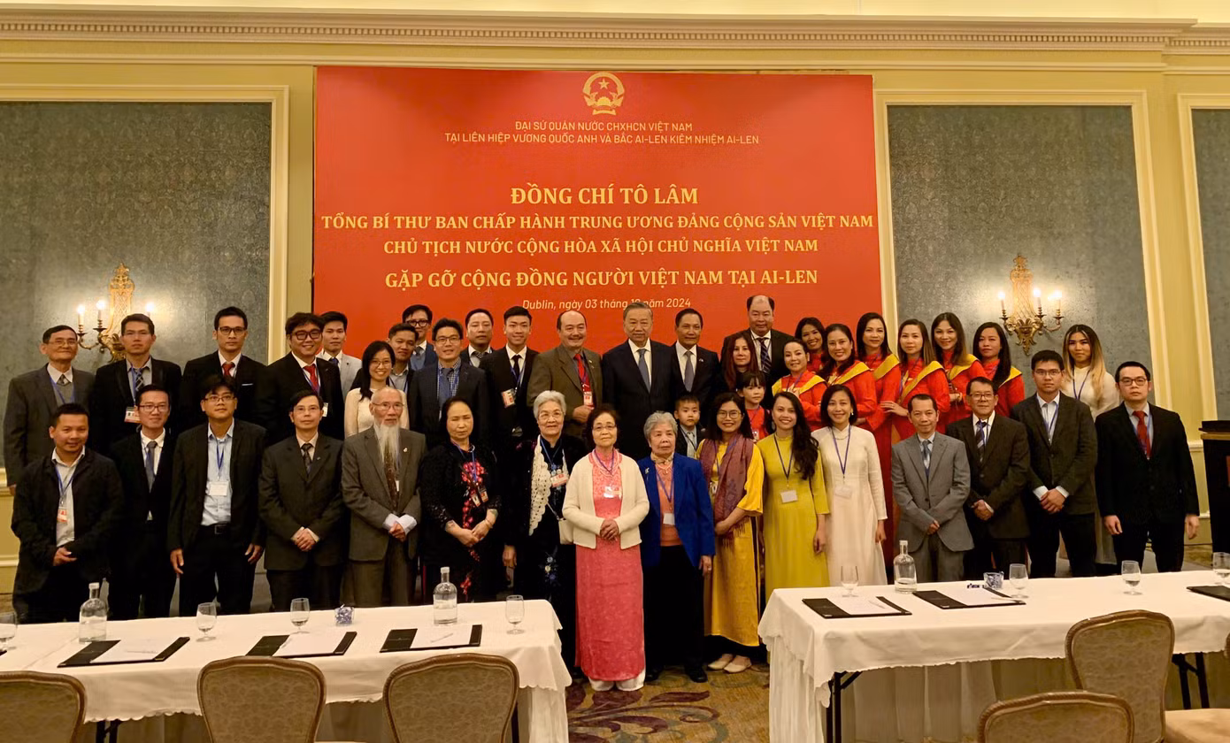 Tổng Bí thư, Chủ tịch nước Tô Lâm cùng Đoàn đại biểu cấp cao Việt Nam gặp gỡ 130 đại diện kiều bào đang sinh sống và làm việc tại Ireland.