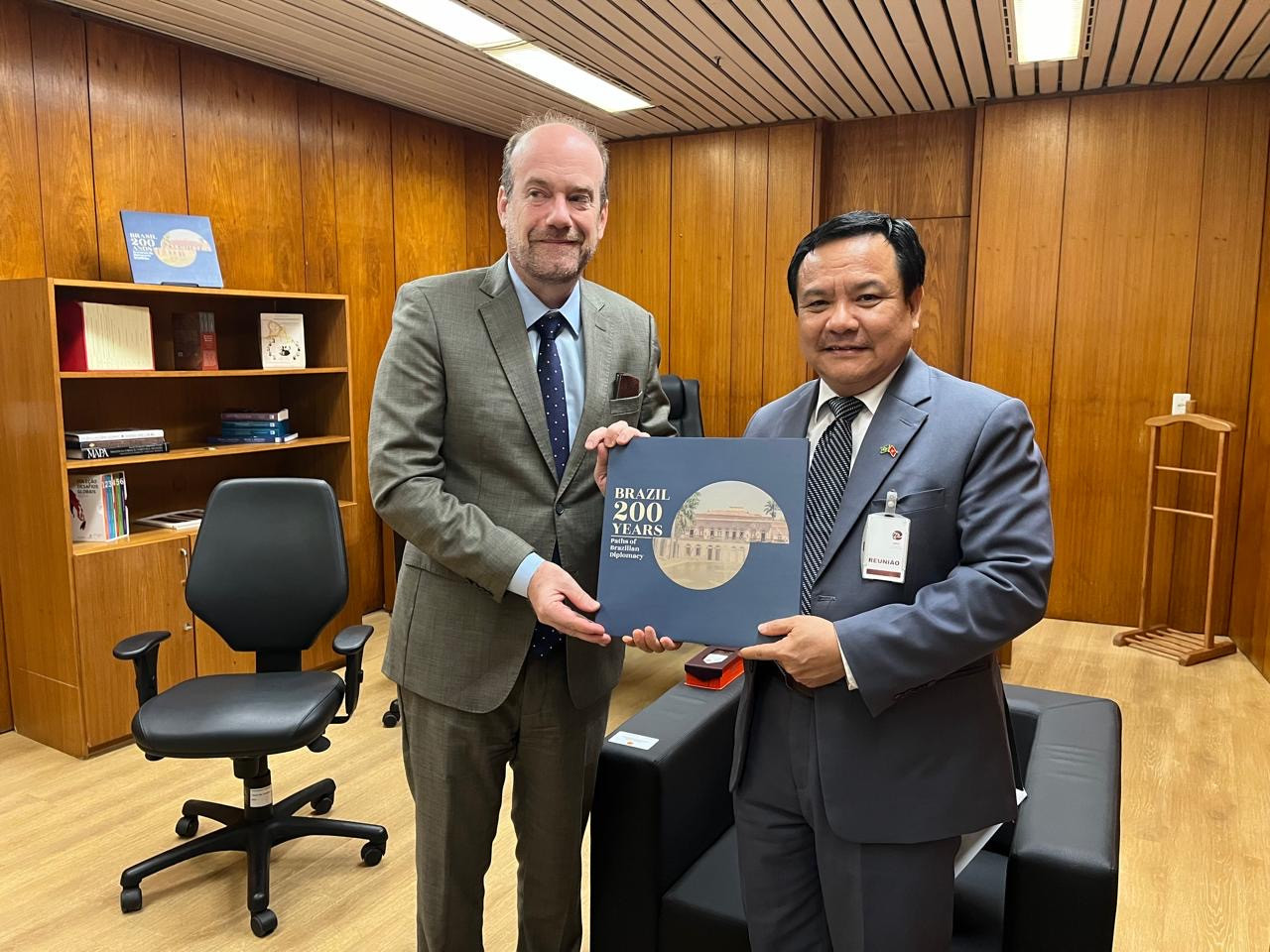 Đại sứ Raphael Azeredo, Chủ tịch Quỹ Alexandra de Gusmão (FUNAG) tặng sách cho Đại sứ Bùi Văn Nghị.