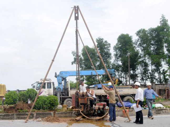 Máy khoan cũng được sử dụng để thăm dò các vùng đất yếu, có nguy cơ sạt lở