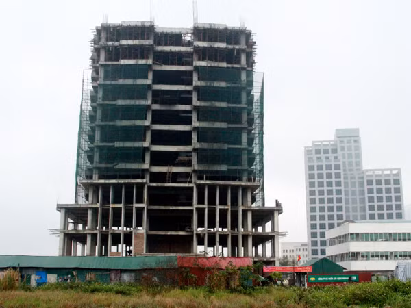Nhiều dự án đình trệ, chậm tiến độ khiến thị trường địa ốc thêm ảm đạm