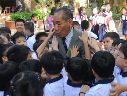 Thầy Nguyễn Ngọc Ký - tấm gương nghị lực và say mê với nghề - giao lưu với học sinh Trường tiểu học Nguyễn Thái Sơn, Q.3, TP.HCM