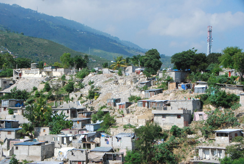 Trận động đất mạnh trên 7 độ richte bất thần xảy ra ngày 12-01-2010 mà cho tới nay, nhiều khu nhà dân vẫn trong cảnh đổ nát hoang tàn khiến trên 200.000 người chết, hàng trăm ngàn bị thương. Con số thiệt hại ước tính 8 tỷ USD