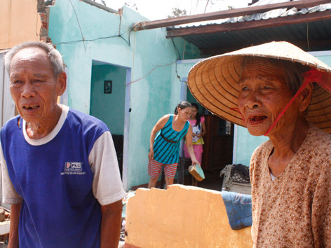 Vợ chồng ông bà Nguyễn Thị Rang và Nguyễn Nghênh thẫn thờ bên căn nhà đổ nát hoang tàn. Ảnh: NGUYỄN THÀNH. Vợ chồng ông bà Nguyễn Thị Rang và Nguyễn Nghênh thẫn thờ bên căn nhà đổ nát hoang tàn. Ảnh: NGUYỄN THÀNH