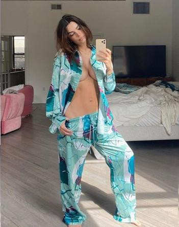 Nhiều fan để lại bình luận không thể tin được là Emily Ratajkowsi đã về dáng quá nhanh chóng và có một số ý kiến cho rằng người đẹp đã dùng app để chỉnh sửa.