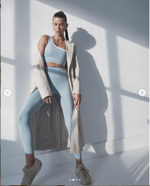 Cô hiện có 1,2 triệu người hâm mộ trên Instagram và thường xuyên có những shoot hình khoe sắc vóc "vạn người mê" trên trang cá nhân.