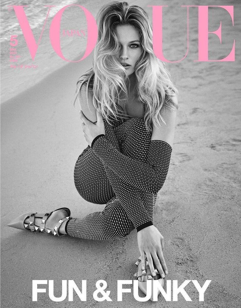 Edita Vilkeviciute (ảnh, SN 1989) - nằm trong top 10 siêu mẫu nội y nóng bỏng nhất thế giới - cùng khoe sắc vóc quyến rũ hút hồn trên 2 trang bìa tạp chí