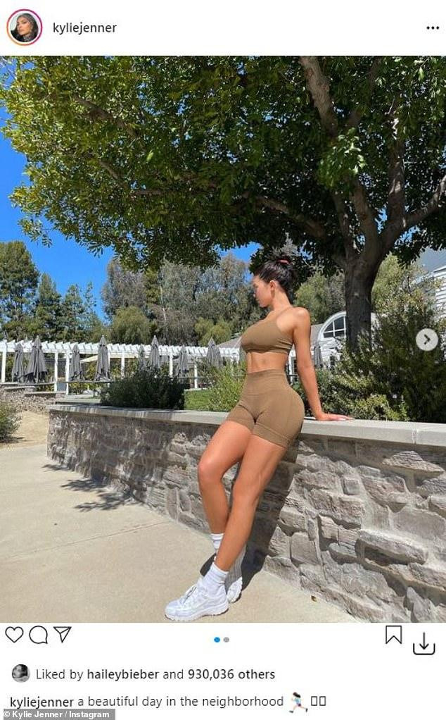 Nổi tiếng sở hữu vóc dáng đồng hồ cát với đường cong "thiêu đốt", Kylie Jenner luôn ăn vận những trang phục phô tối đa lợi thế hình thể khiến người nhìn khó rời mắt. Nổi tiếng sở hữu vóc dáng đồng hồ cát với đường cong "thiêu đốt", Kylie Jenner luôn ăn vận những trang phục phô tối đa lợi thế hình thể khiến người nhìn khó rời mắt.