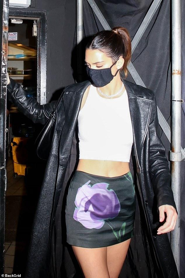 Kendall - &quot;Siêu mẫu đắt giá nhất thế giới 2018&quot; theo thống kê thu nhập từ Forbes - khoe vòng 2 &quot;con kiến&quot; đáng ngưỡng mộ.