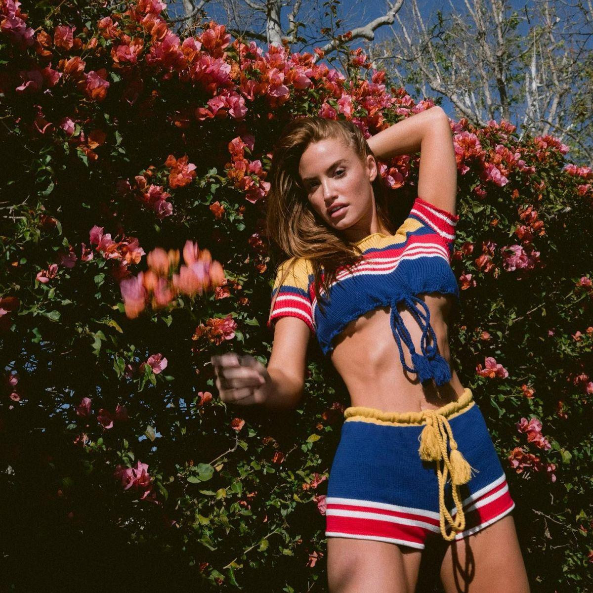 Cơ bụng số 11 (múi ở hai bên sườn và tạo thành hai đường thẳng gọi là cơ bụng hình số 11). Cơ bụng số 11 là một tiêu chuẩn vòng 2 đẹp của phái nữ, gần giống với tiêu chuẩn cơ bụng 6 múi ở nam giới.