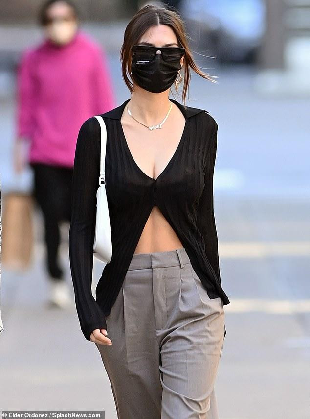 Chân dài đình đám khiến người nhìn không tin vào mắt mình khi xuất hiện trên đường phố với vóc dáng mảnh khảnh, thon nuột không ngờ khi chỉ vừa mới sinh con trai Sylvester được 3 tuần. Đây là con đầu lòng của mỹ nhân sinh năm 1991 với chồng Sebastian Bear-McClard hơn cô 10 tuổi.