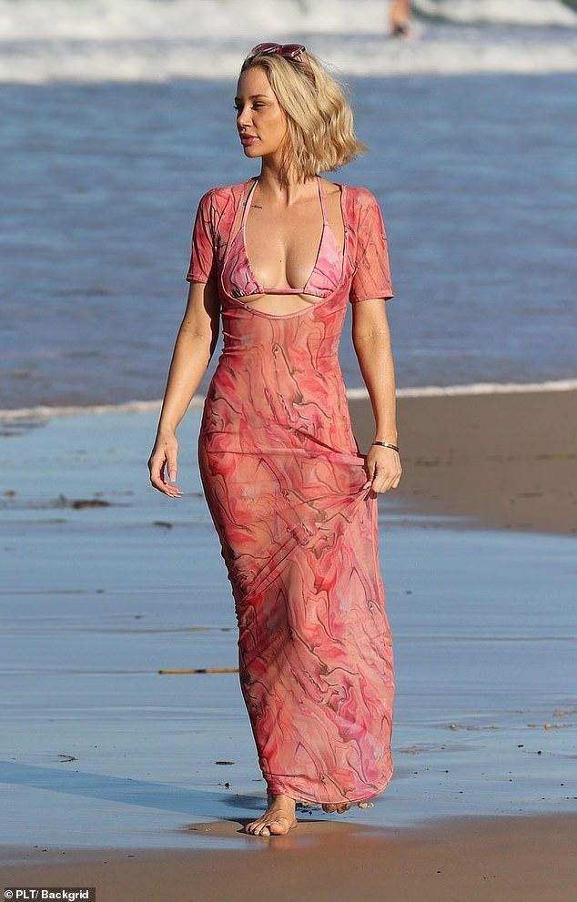 Trước khi tham gia truyền hình thực tế, cô là một nhân viên văn phòng. Sau khi nổi tiếng, người đẹp từ bỏ công việc hành chính và lấn sân showbiz.