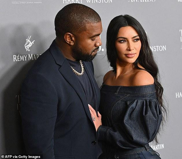 Kim Kardashian đệ đơn ly dị chồng ngày 19/2 sau 7 năm chung sống và có với nhau 4 đứa con. Cả 2 đã ký thoả thuận tiền hôn nhân nên việc chia tài sản dễ dàng đạt được. Tuy nhiên, họ vẫn phải đạt được thoả thuận về việc nuôi con.