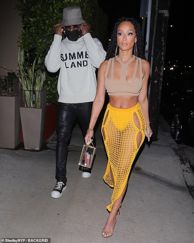 Trong khi đó, bạn trai cầu thủ kém cô 4 tuổi mặc khá kín đáo với bộ đồ thể thao khoẻ khoắn và đeo khẩu trang phòng dịch bệnh