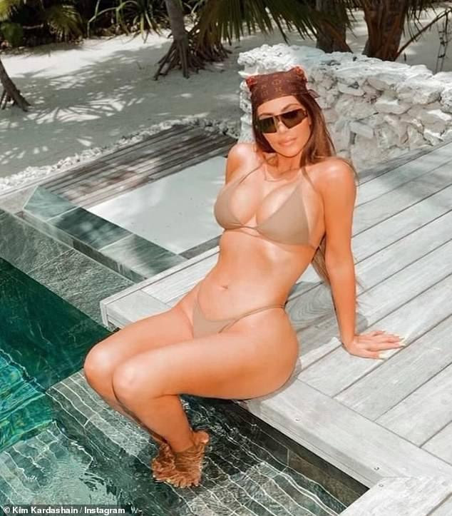 Bức hình bikini của "Kim siêu vòng 3" mới đây một lần nữa khiến fan "mắt tròn mắt dẹt" với body săn chắc cực nóng bỏng, vòng 2 phẳng lỳ không chút mỡ thừa gây ngưỡng mộ. Hai bức hình của cô sau 12 giờ đăng tải lên Instagram cá nhân có 212 triệu follow đã thu hút gần 3 triệu lượt thả tim và hơn 12 ngàn bình luận tương tác, trầm trồ.