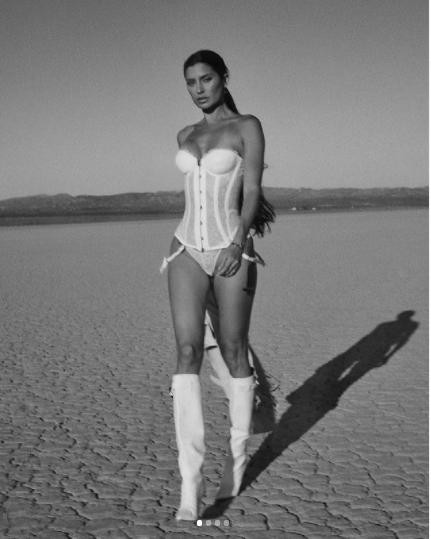 Người đẹp sinh năm 1986 cũng thường xuyên chia sẻ những bộ ảnh khắc vóc nóng bỏng lên trang cá nhân đốn tim fan.