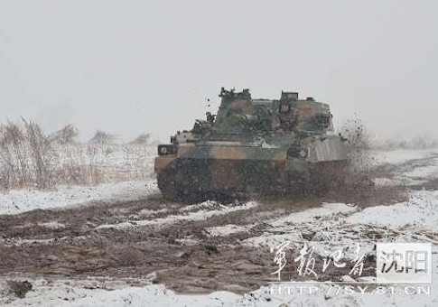 Xe tăng của Quân đội Trung Quốc tiến hành diễn tập dưới trời tuyết . Xe tăng của Quân đội Trung Quốc tiến hành diễn tập dưới trời tuyết