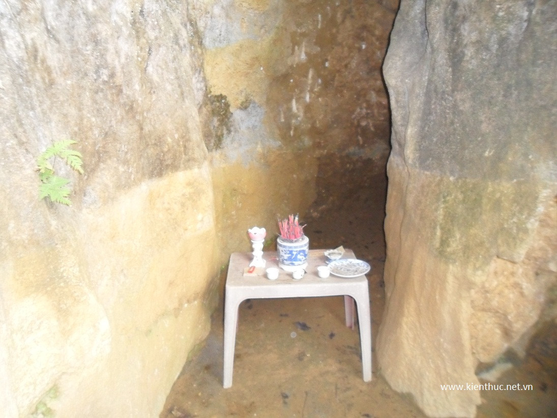 Muốn vào hang, phải lách người qua khe hẹp, nhiều đoạn phải bò. Trước khi vào, phải hành lễ tại đây...